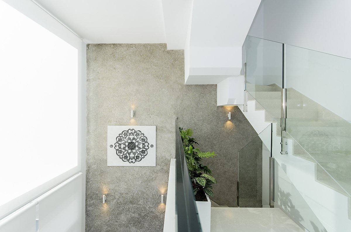 For sale a 116 sq.m. villa with a 200 sq.m. plot, which includes a garden and a private swimming pool measuring 10 x 5. The villa consists of three fl