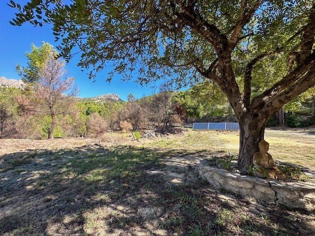 We present a house with a total area of 560 sq. m. located on a plot of 12000 sq.m. in the valley of Puig Campana in the town of Finestrat.The house h