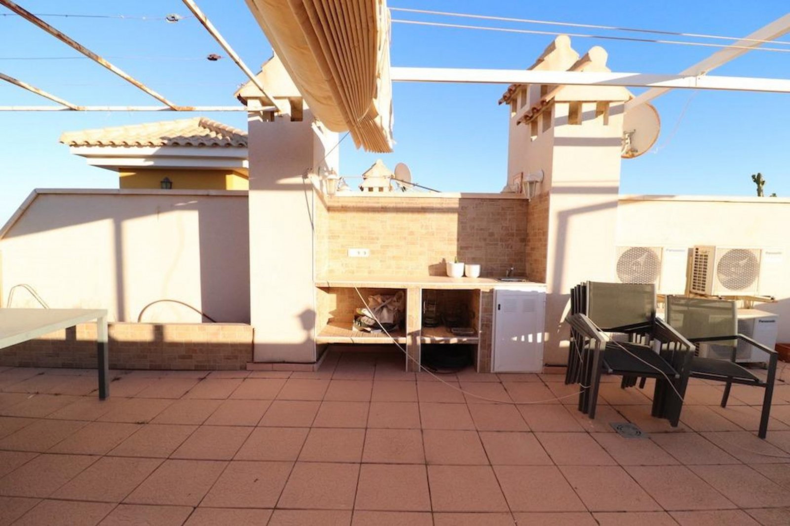 We present a comfortable penthouse by the sea in the city of Dehesa de Campoamor. Distance to the sea - 1.5 km.Dehesa de Campoamor is a resort town on