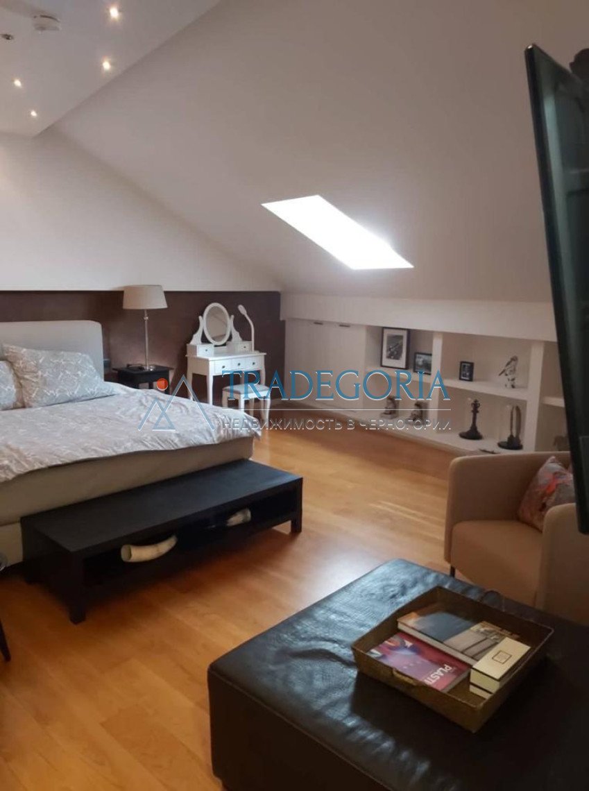 <p></p><p>Penthouse in Rafailovici, area 230 m2</p><p> 1 line!</p><p> Layout: 3 bedrooms, 3 bathrooms, kitchen with dining area and living room. Th...