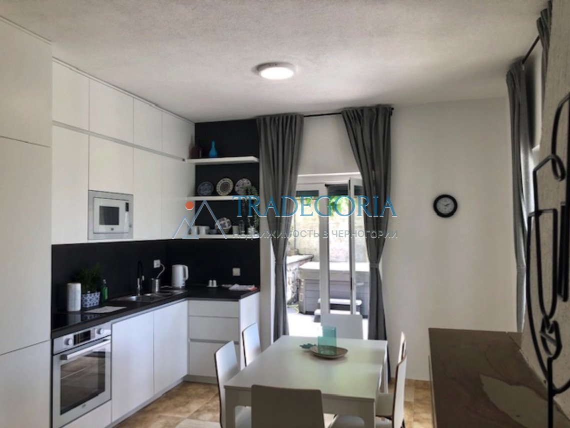 <p>House with 3 apartments - cost 480�00 euros</p><p> Luxury house located in Krimovica, 8 km from Budva and 1.5 km from Jaz beach. On a plot of 430 m