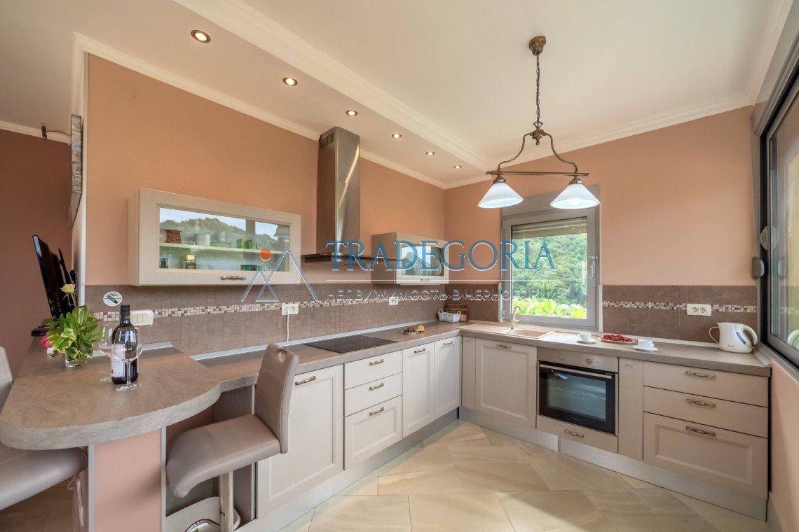 <h2>description</h2><p>Your piece of paradise in picturesque Montenegro</p><p> We present to you a magnificent house, surrounded by greenery, located 