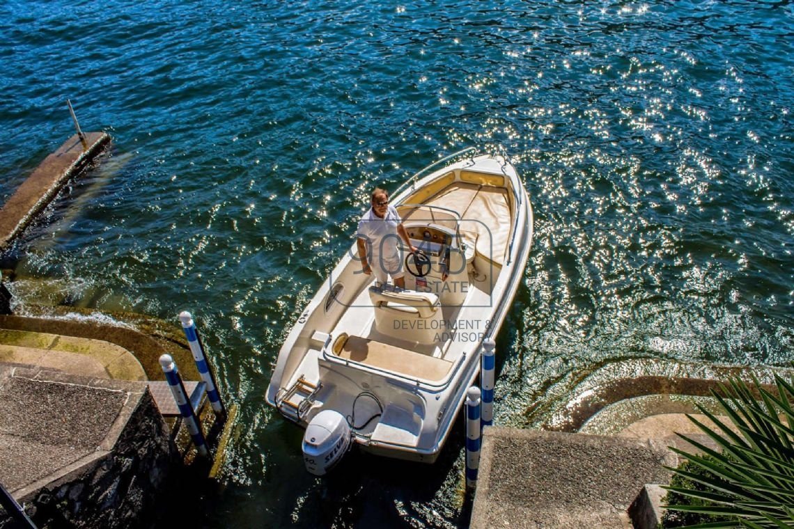 Moltrasio: Exclusive villa with direct access to Lake Como 