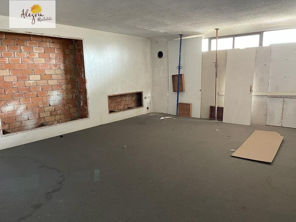  Attention investors and / or builders. For sale entire building of 5 floors, plus basement, to rehabilitate.  4148m2 built on a plot of 805m2, accord