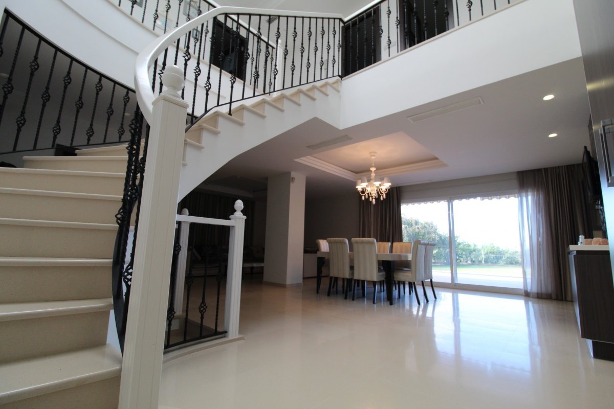  We present to your attention this beautiful villa on a plot of 900 m2, with its own pool, a garden, barbecue, open parking area for several cars and 