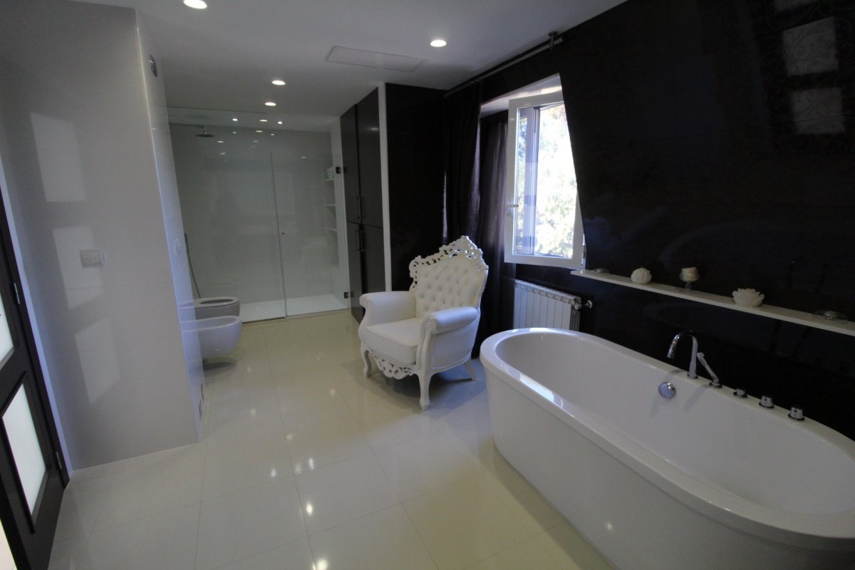  We present to your attention this beautiful villa on a plot of 900 m2, with its own pool, a garden, barbecue, open parking area for several cars and 