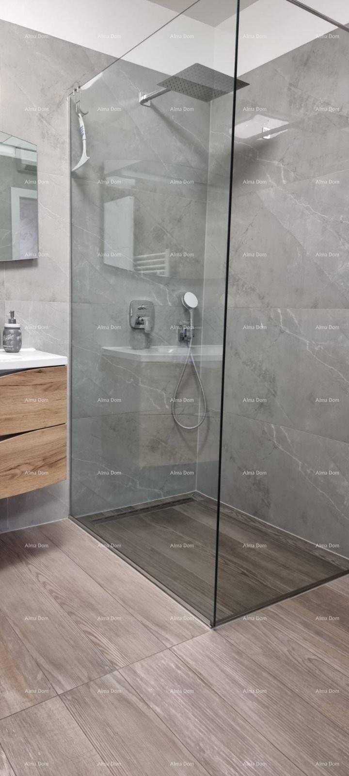 Haus Svetvićenat. Doppelhaushälfte umgeben von viel Grün.