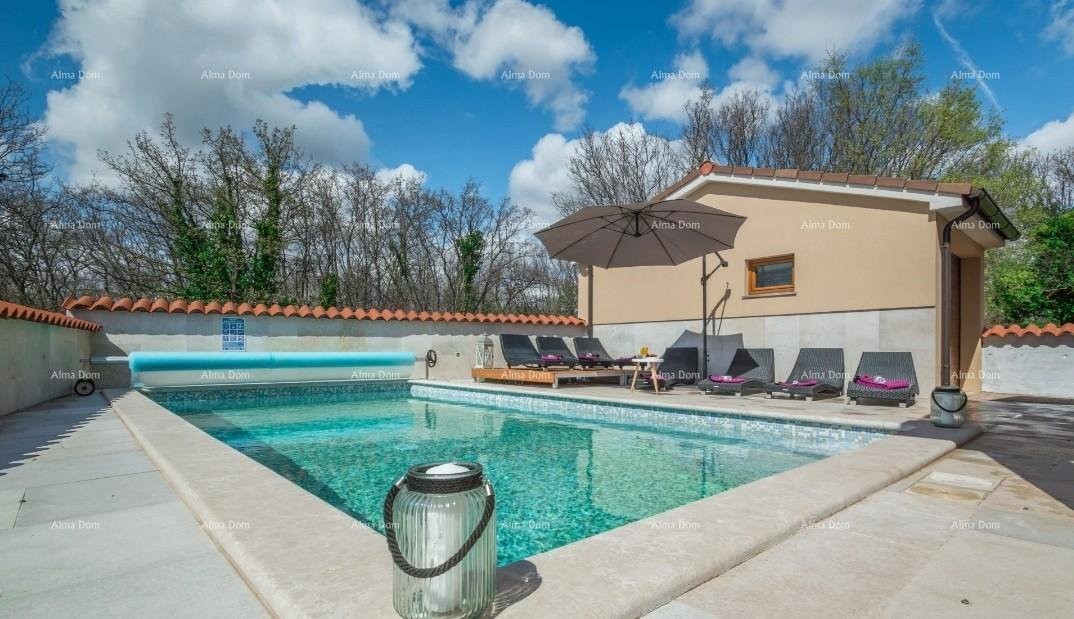 Haus Ein wunderschönes Haus mit Pool, umgeben von viel Grün!