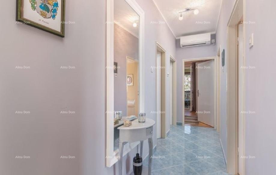 Haus An einem sehr ruhigen Ort mit Blick auf das Meer, Rabac, steht ein Haus mit drei Wohnungen zum Verkauf