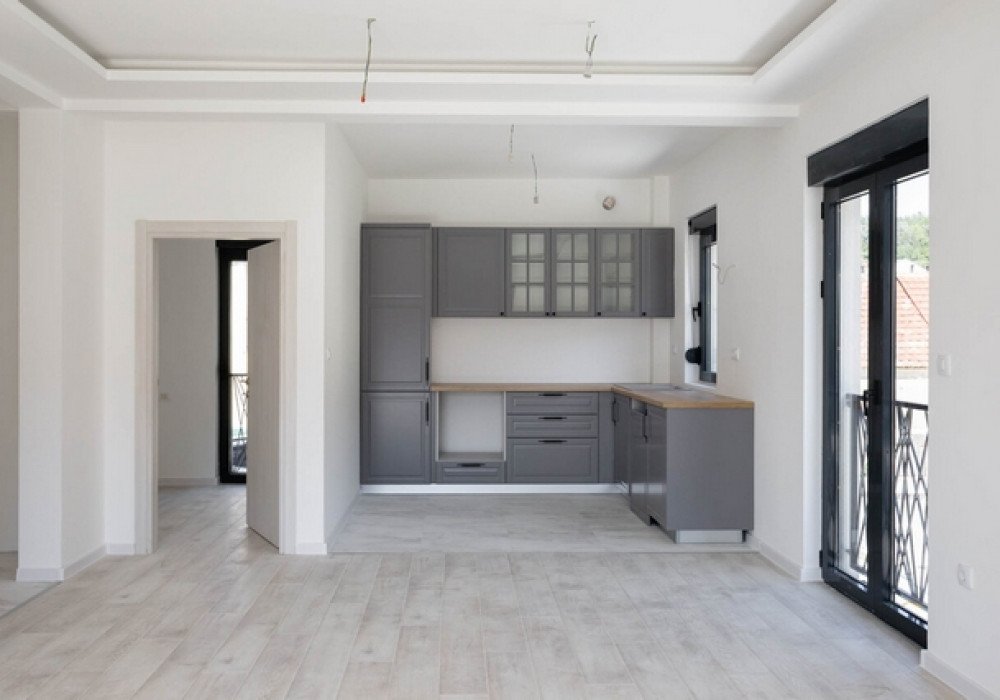 Tivat, the center. A new three-bedroom apartment. The house was built in 2023, there are only 6 apartments in the houseDistance to the sea 350mSea ...