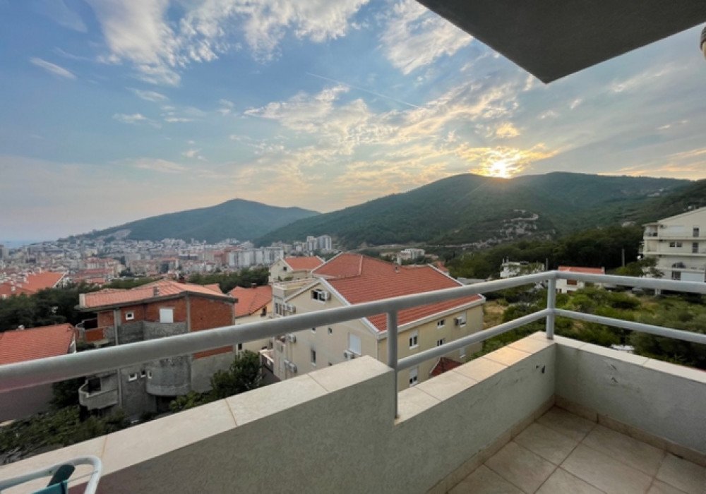 Budva, Lazi district. Two-bedroom apartmentThe distance to the sea is 1200m.The area is 76 sq.m.Parking near the houseSea and city viewsThe third f...