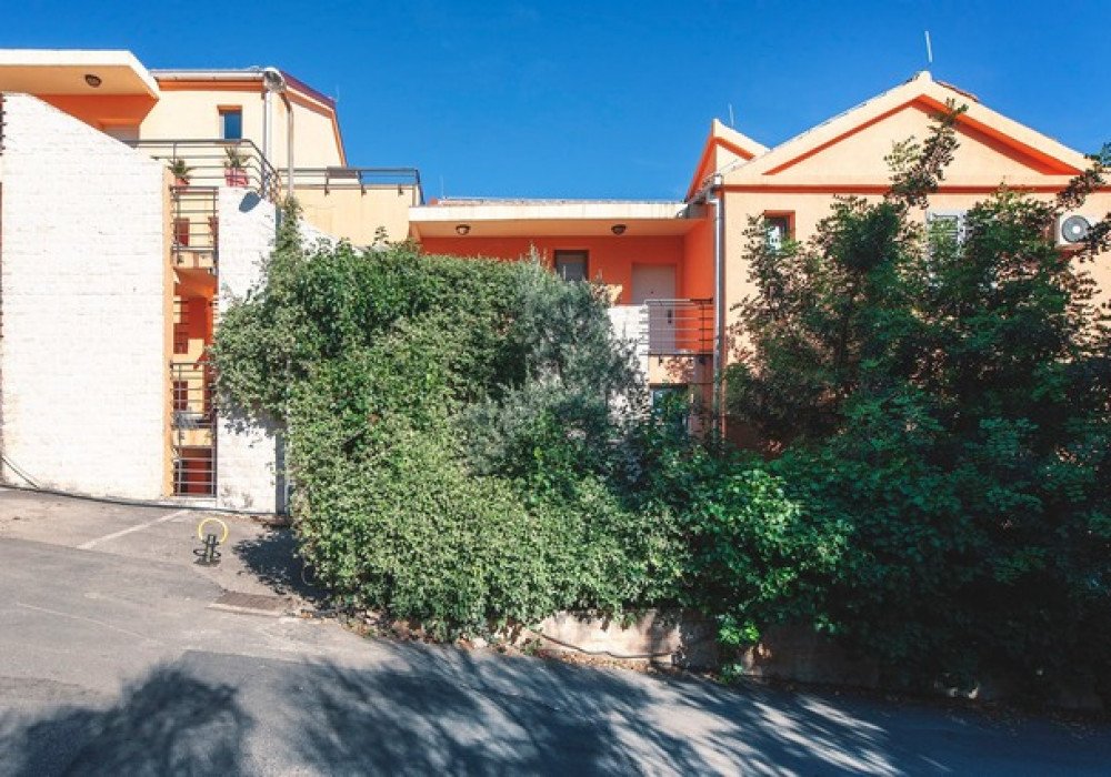 Budva Riviera, Becici district. One-bedroom apartmentThe distance to the sea is 450m.The area is 55 sq.m.The fourth floorPanoramic windowsOutdoor s...