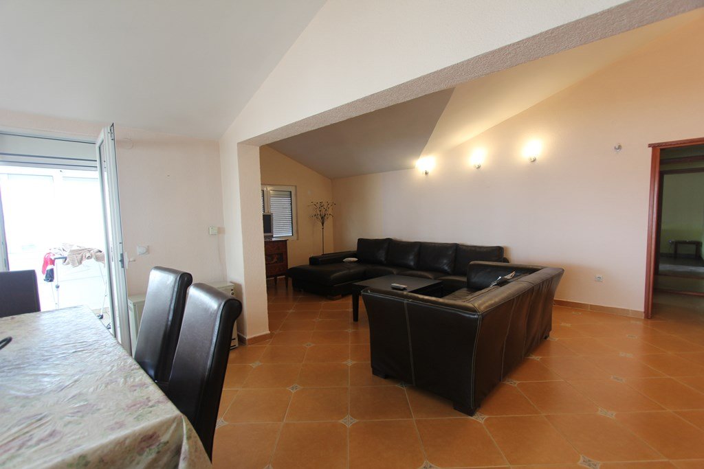 An airy apartment in Becici<br><br><p>Spacious apartment for sale in Becici, with a total area of 190 m2. The apartment is located on the fifth flo...