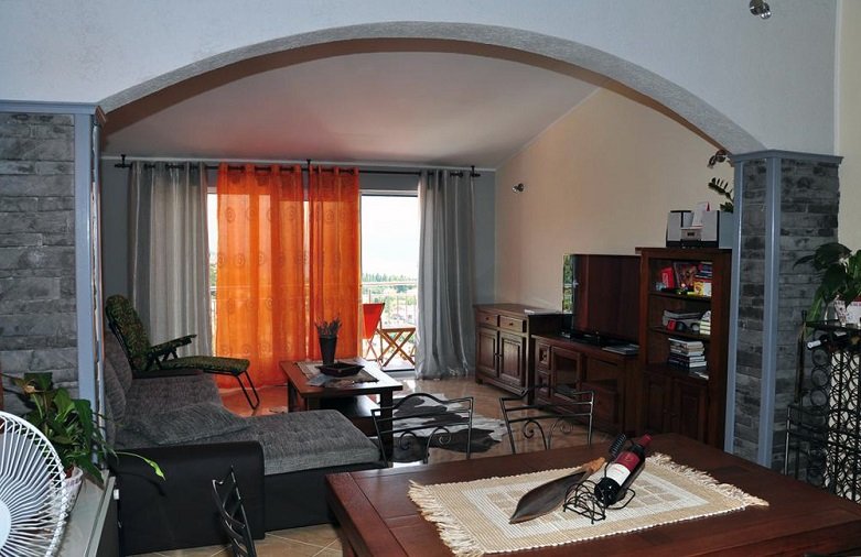 House in Herceg-Novi<br><br><p>Four-storey house for sale in Herceg Novi. The house has great rental potential, because all rooms are separated. Th...