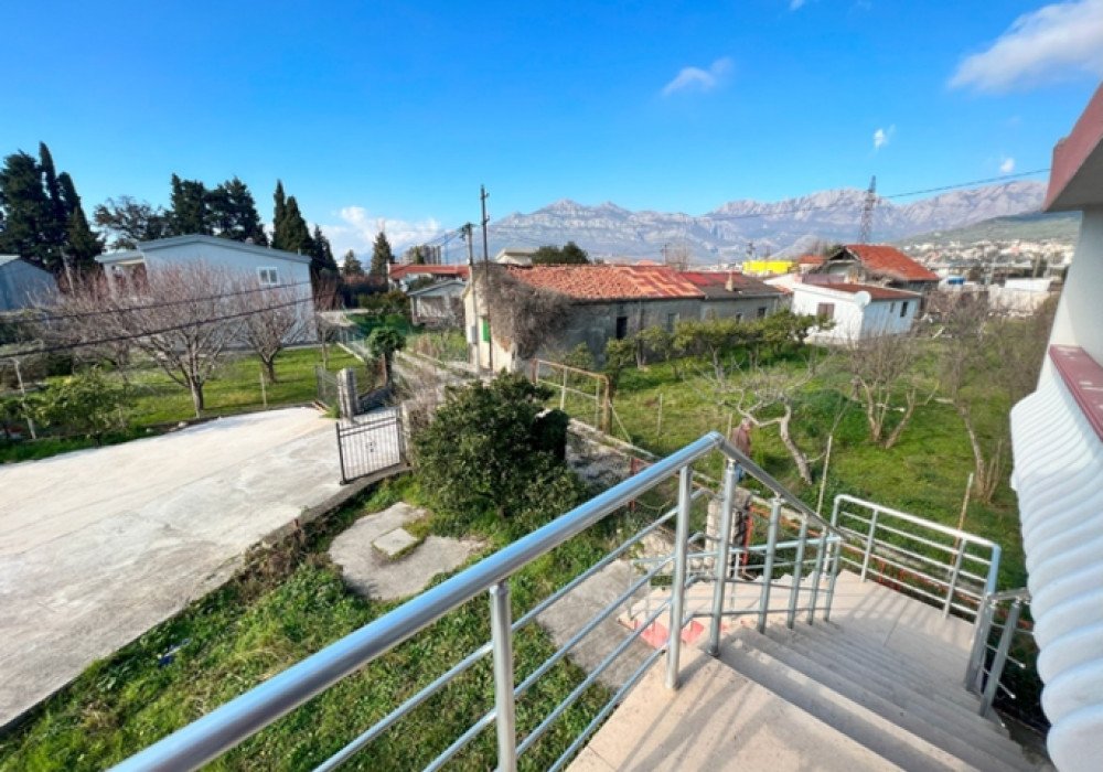 bar: DescriptionBar, bus station area. A new four-bedroom houseThe object is urbanizedThe area is 170 sq.m.View of the cityThe distance to the sea is 2k... 