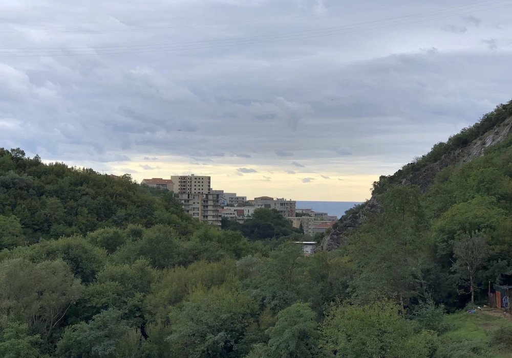 becici: Description Budva Riviera, Becici district. One-bedroom apartmentThe distance to the sea is 800m.Sea view The sixth floorThe house is equipped with... 