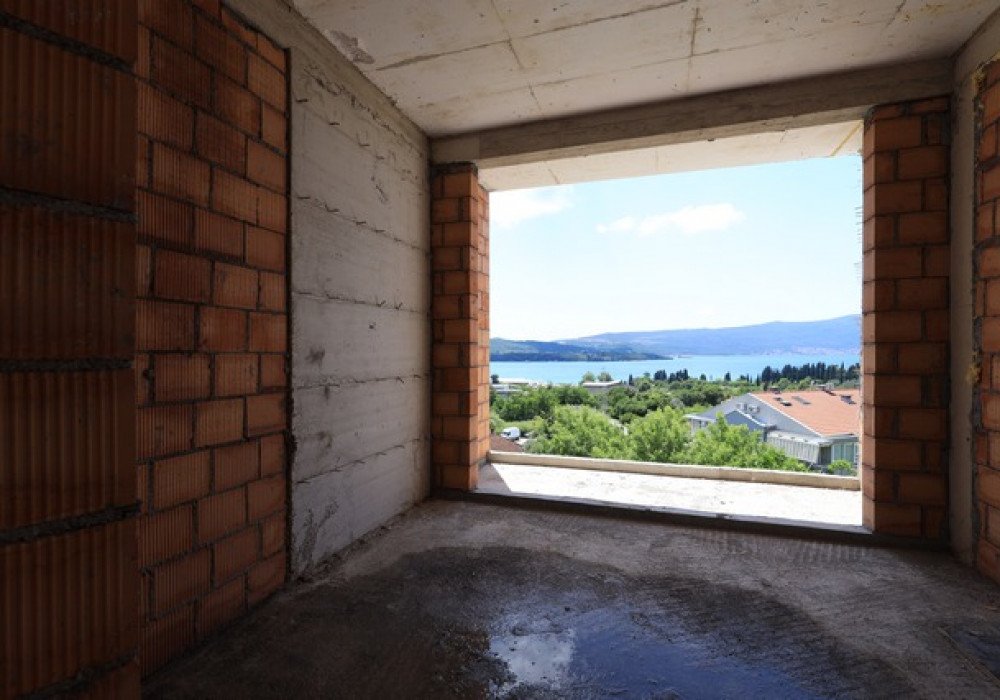 DescriptionTivat. New residential low-rise luxury complex in a picturesque areaCompletion of construction and commissioning of the facility - Decem...