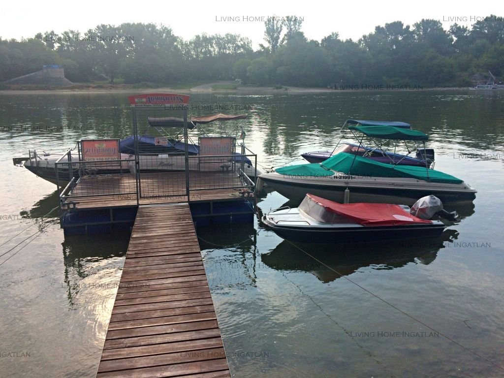 <p><strong>Leányfalu – Dunaparti életérzés saját kishajó kikötővel!</strong></p><p>Eladó Leányfalun egy különleges adottságú, háromszintes, modern ...