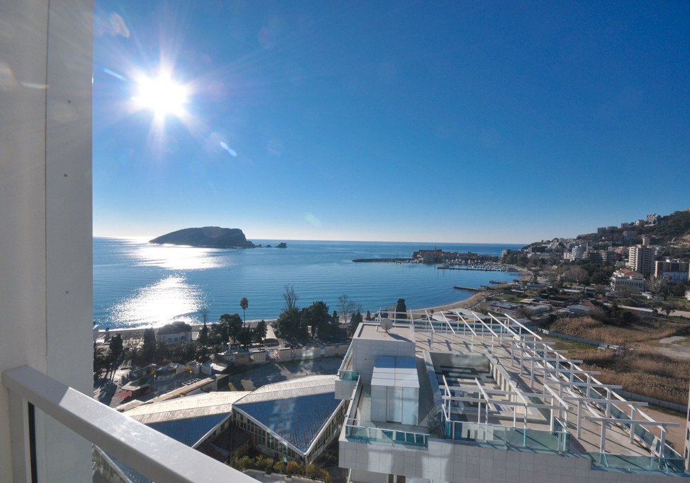 Apartment parameters:Area 183 sq.m.Bedrooms 3Bathrooms 2Guest toiletSea viewFloor - 13Elevator