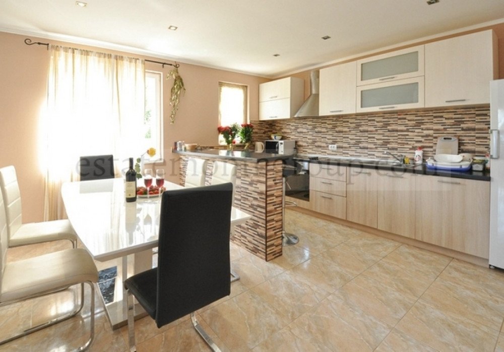 Description
Herceg Novi, Bijela district. Villa with swimming pool
The distance to the sea is 250m.
Sea view
The area of 260 sq.m., including:
- Livin