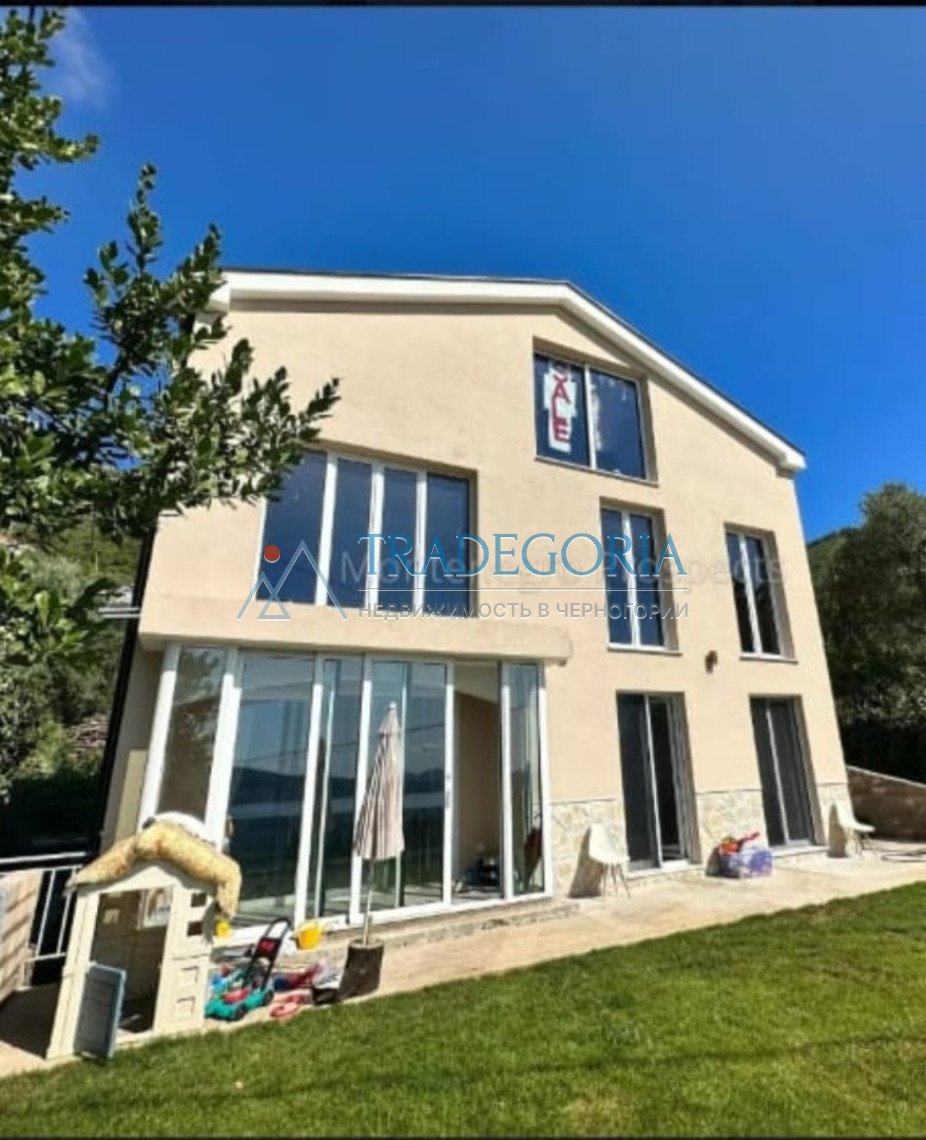 <p>3-storey house in Baošići with sea view.</p><p> 700 m to the sea. 1st floor: kitchen - dining room, living room, bedroom, bathroom (shower). 2nd... 