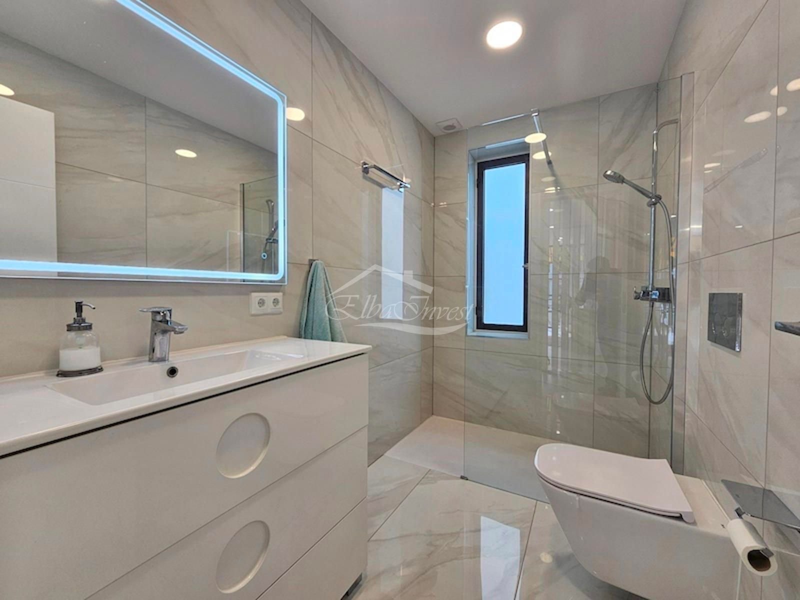 BESUCHEN SIE DAS EIGENTUM JETZT - VIRTUELLE TOUR VERFÜGBARZum Verkauf steht diese charmante Wohnung in Playa de Las Américas, komplett möbliert und be