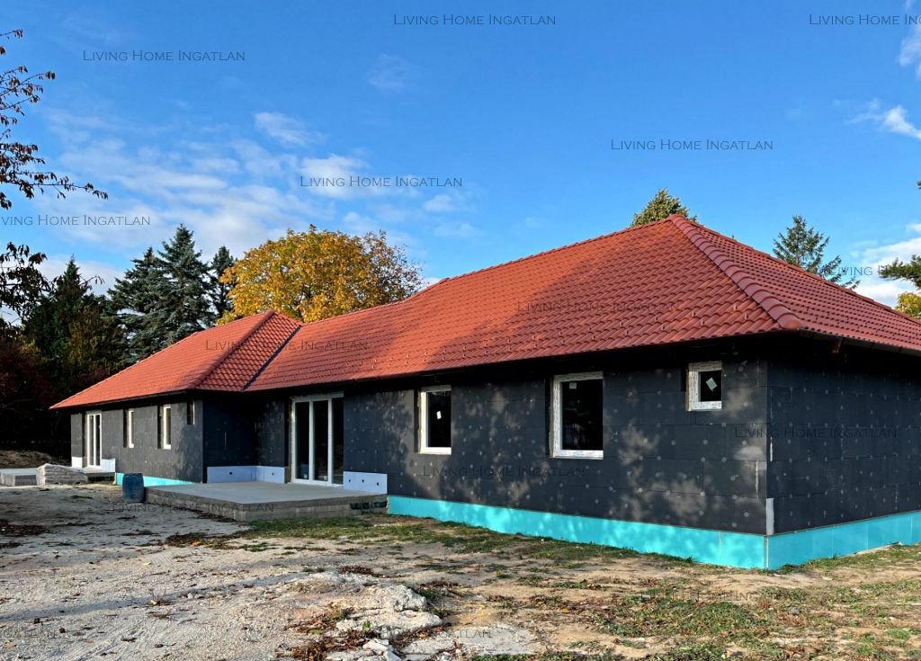 <p>Csobánkán netto 105 nm-es lakóterületű, egyszintes, új építésű ikerház 20 nm terasszal eladó.</p><p>Telek mérete: 662 nm.</p><p>Az ingatlan töké...