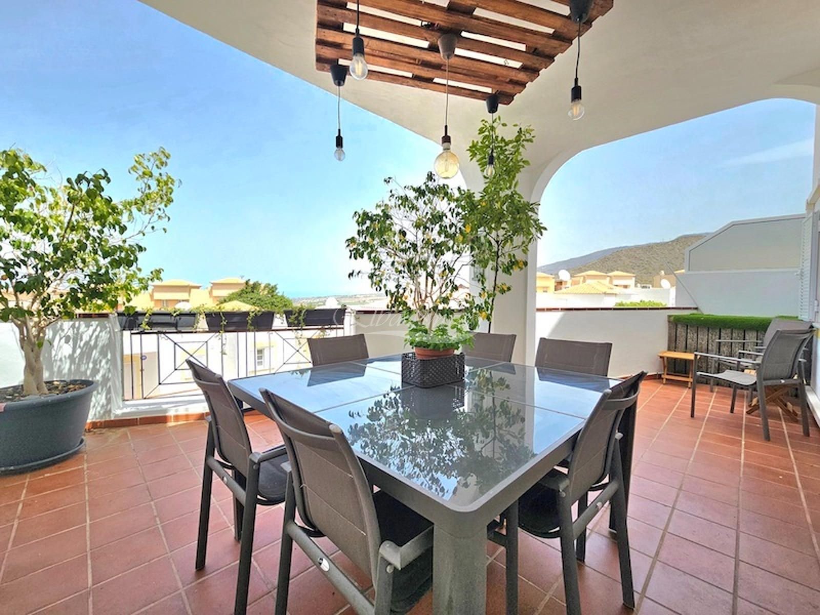 Diese charmante Wohnung steht zum Verkauf in Torviscas Alto, einer der gefragtesten Wohngegenden im Süden Teneriffas, bekannt für ihre Ruhe, gute Verk