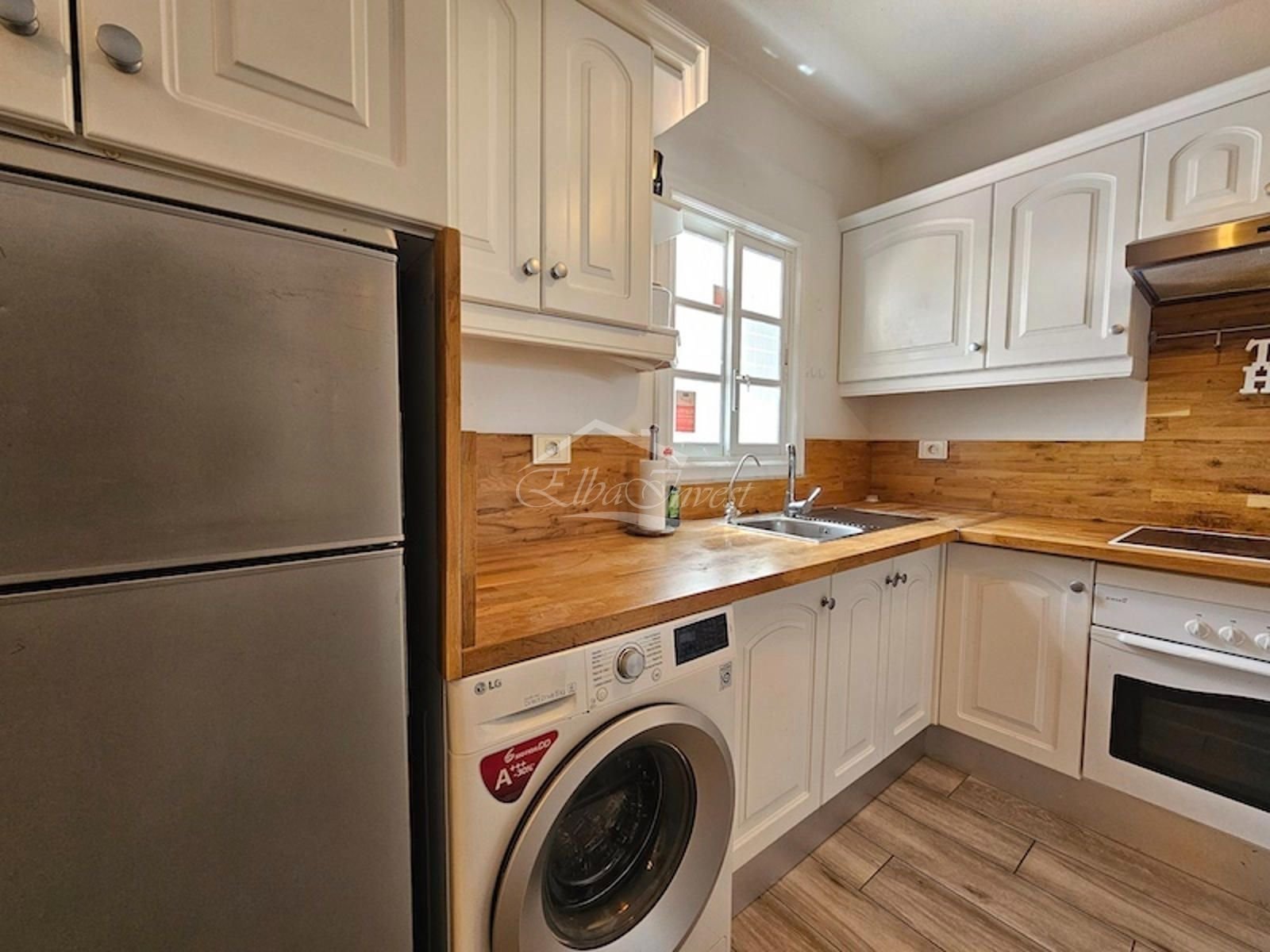 Diese charmante Wohnung steht zum Verkauf in Torviscas Alto, einer der gefragtesten Wohngegenden im Süden Teneriffas, bekannt für ihre Ruhe, gute Verk