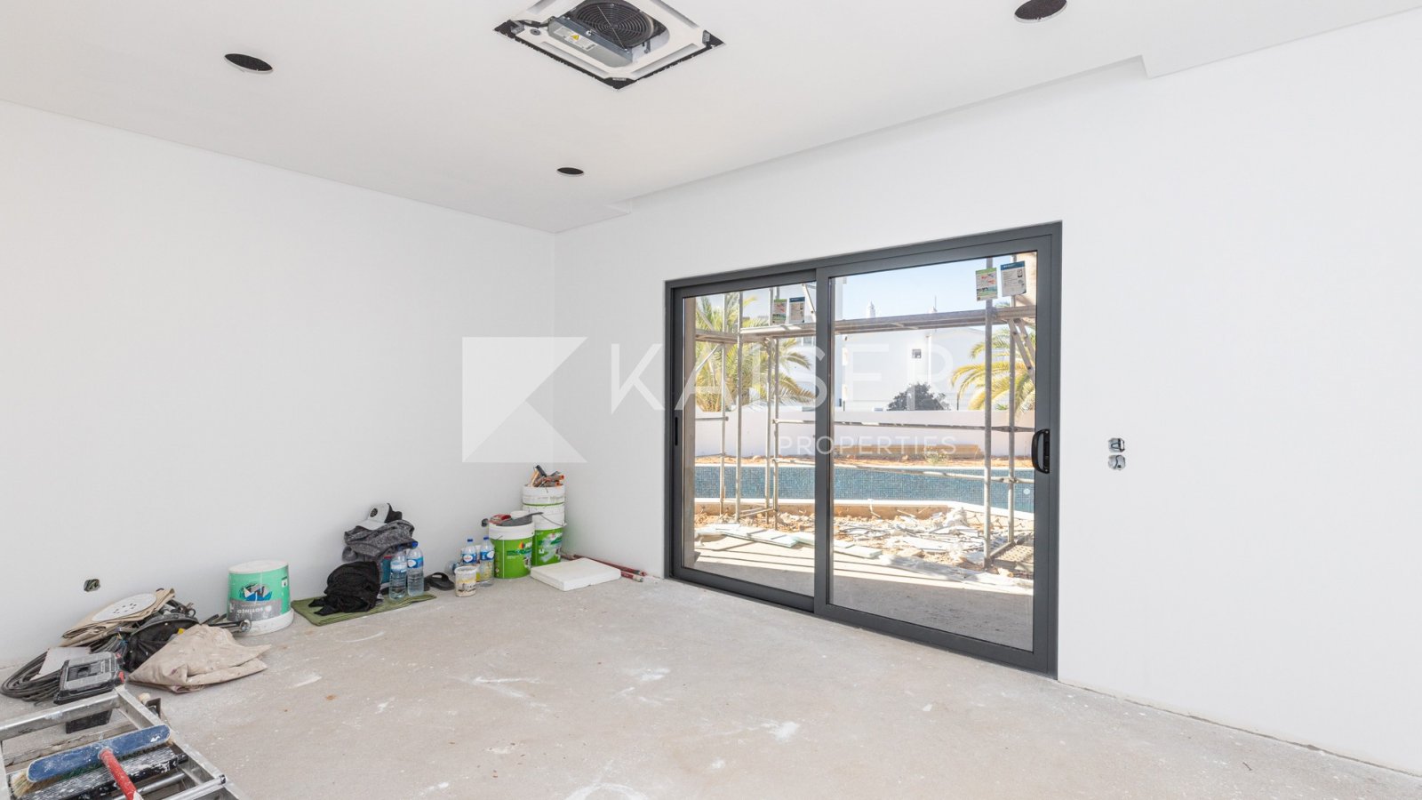 Brandneue (derzeit im Bau befindliche) Villa im Herzen von Galé, nur einen kurzen Spaziergang vom bekannten Galé-Strand und hochwertigen Supermärkten 