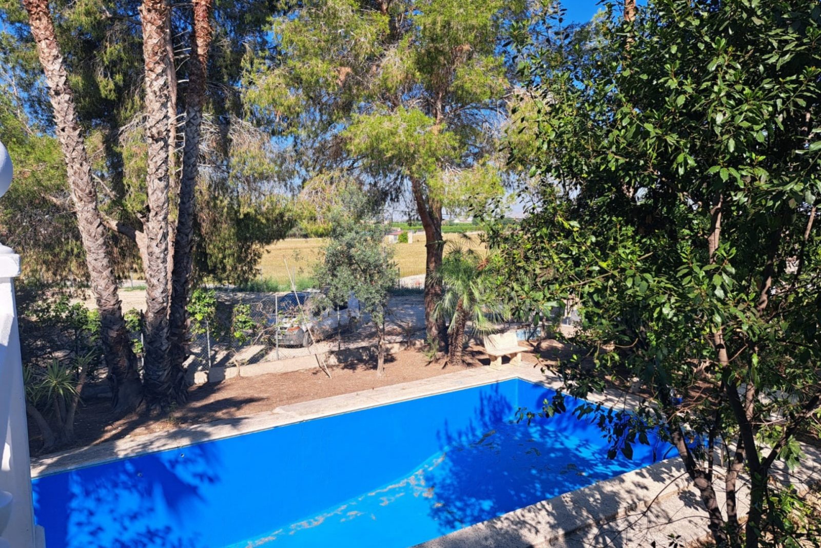 We present to you a villa in the city of Orihuela.The spacious villa with an area of 240 m² is located in a picturesque place not far from the city of