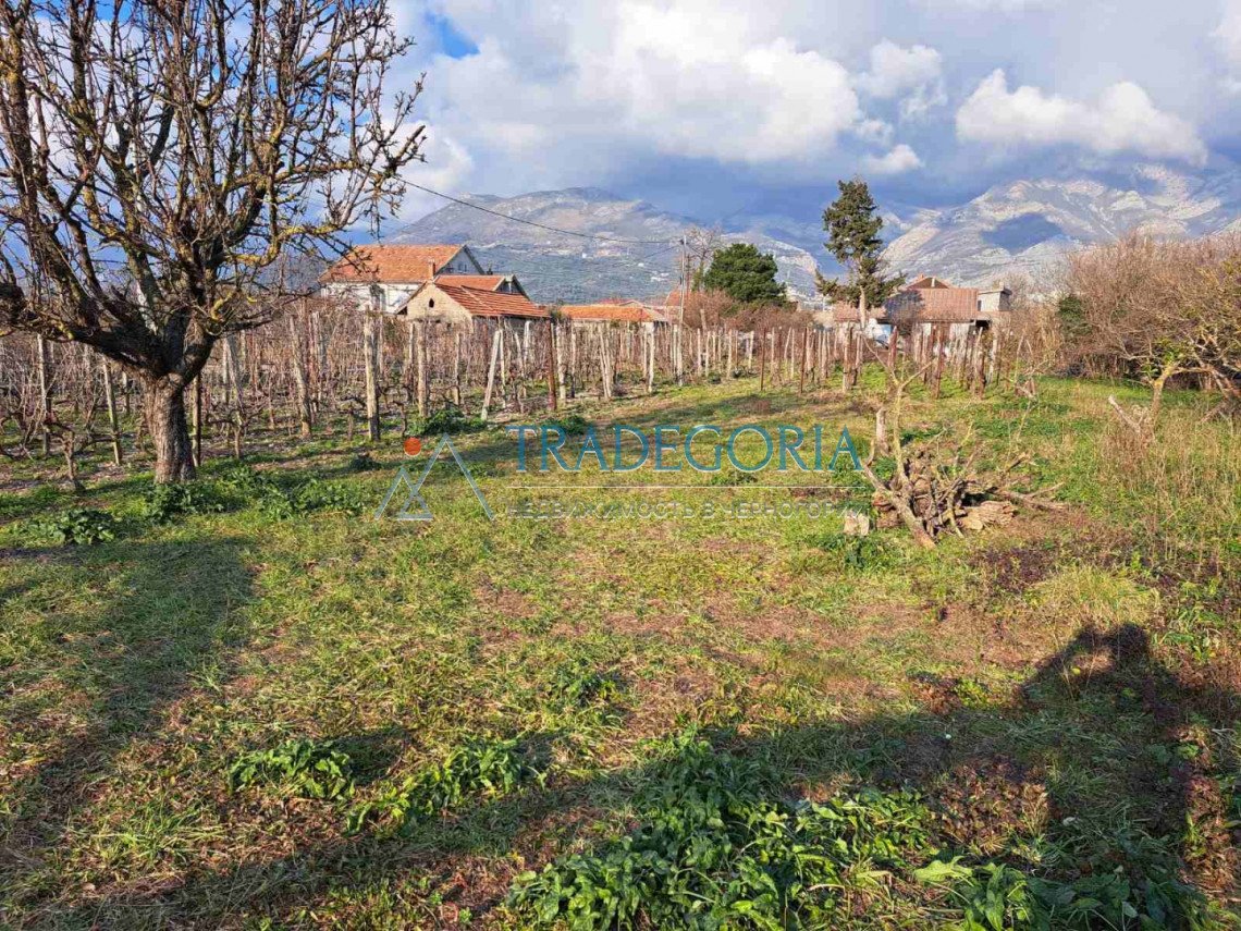 <p>Large flat plot of land in Pole, Bar Riviera.</p><div> Plot area - 1680 m2</div><div> The site is urbanized.</div><div> There is UTU.</div><div>...