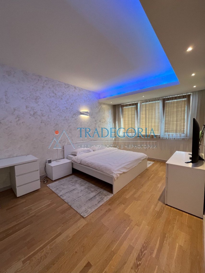 <p>SALE</p><p> Luxurious penthouse in the center of Budva at a super price below the market.</p><p> Cost €415,000</p><p> Area 129 m2</p><p> Bedroom... 