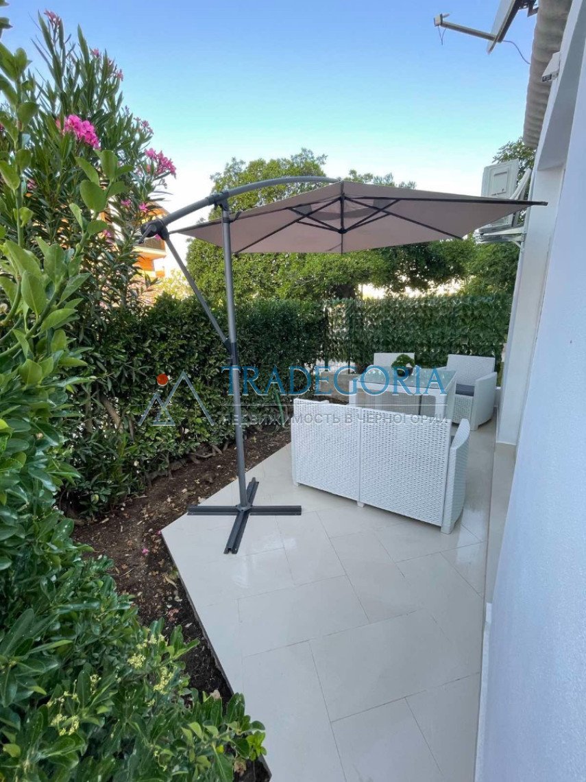 <p>Unique apartment with a swimming pool in the center of Sutomore near the sea</p><p> An apartment of 40m2 with a plot of land of 40m2 is located ...