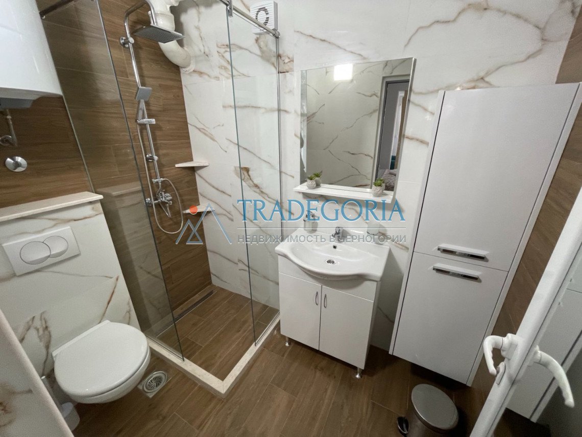 <p>Unique apartment with a swimming pool in the center of Sutomore near the sea</p><p> An apartment of 40m2 with a plot of land of 40m2 is located ...