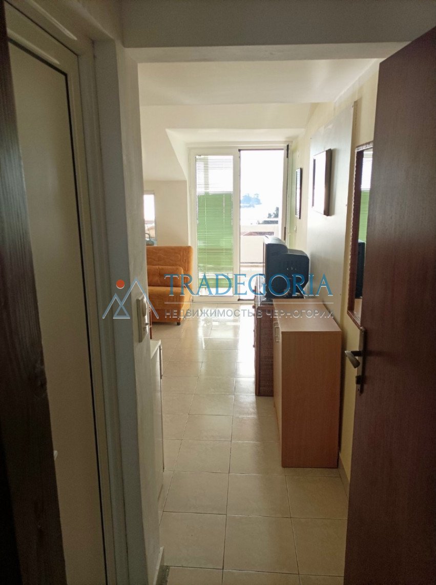 <p>Two duplex apartments in Petrovac with sea views.</p><div> 3rd floor.</div><div><div> Total area - 110 m2</div><div> Each apartment is 55 m2</di...