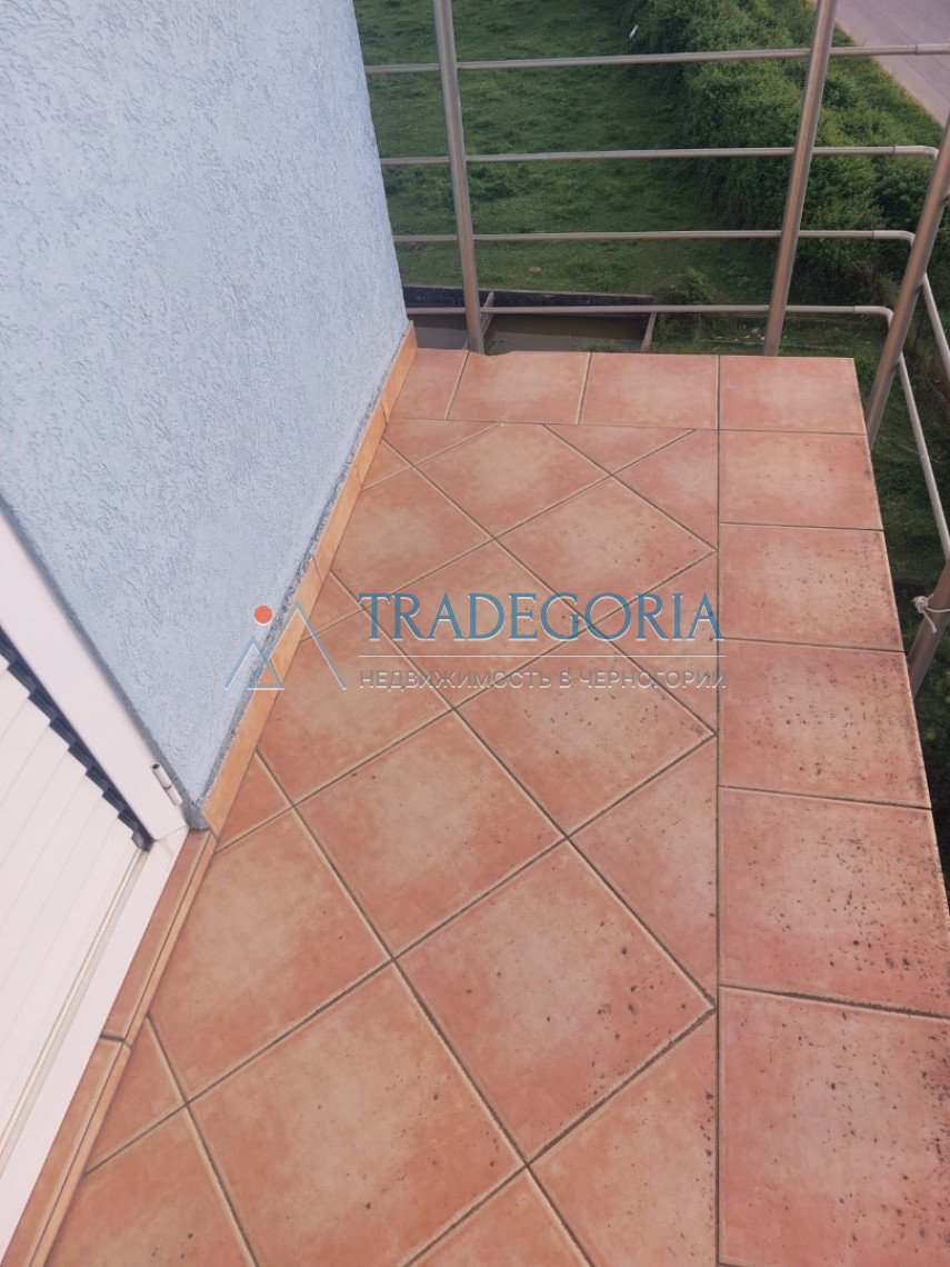 <h3>Spacious apartment in Bar (Polje) - Great price!</h3><p> Total area: 95 m² | 2 bedrooms | 2 terraces | Parking | Closed territory Price: only 1...