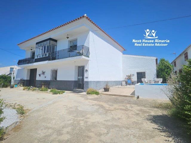 Präsentiert ein charmantes und traditionelles zweistöckiges Stadthaus, das sehr gut erhalten ist und überall traditionelle Merkmale aufweist. Es befin 