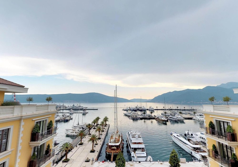 tivat: Total area: 208 m2;Bedrooms: 2;Bathrooms: 2 + 1;Floor: 5th; 