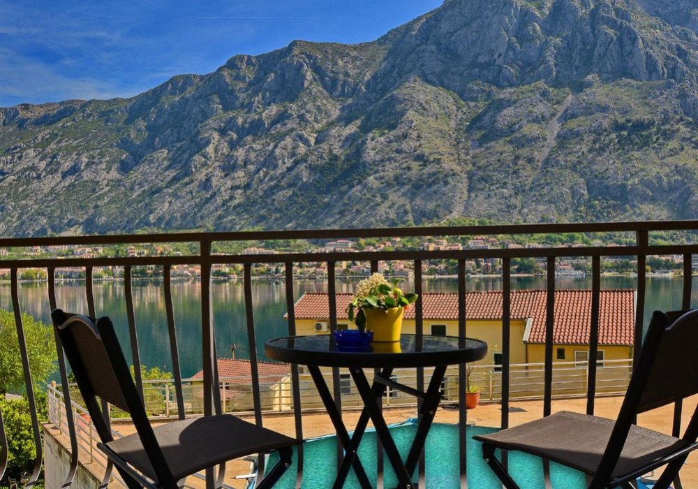 Boka Kotorska bay, Muo area. Operating hotel for 5 apartments with stunning sea views.Distance to the sea 150m.The total area is 380 sq.m.Plot area...