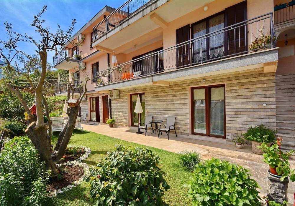 Boka Kotorska bay, Muo area. Operating hotel for 5 apartments with stunning sea views.Distance to the sea 150m.The total area is 380 sq.m.Plot area...