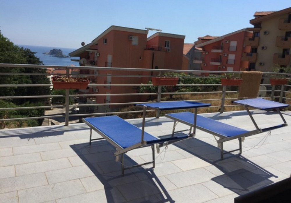 petrovac: Budva Riviera, the city of Petrovac. Apartment with two bedrooms.Distance to the sea 500m.Area 128 sq.m., including:- terrace area 50 sq.m.View of ... 