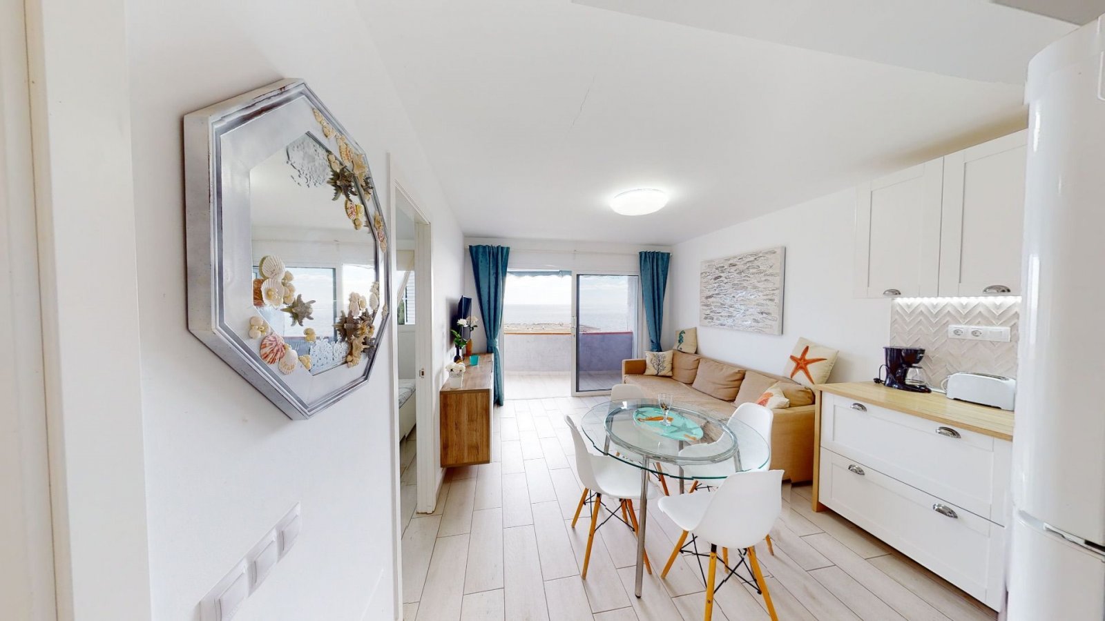 Prime located apartment on the first line with stunning sea views in San Agustin.

Consisting of 3 rooms: Salón with open kitchen and dining area, ...