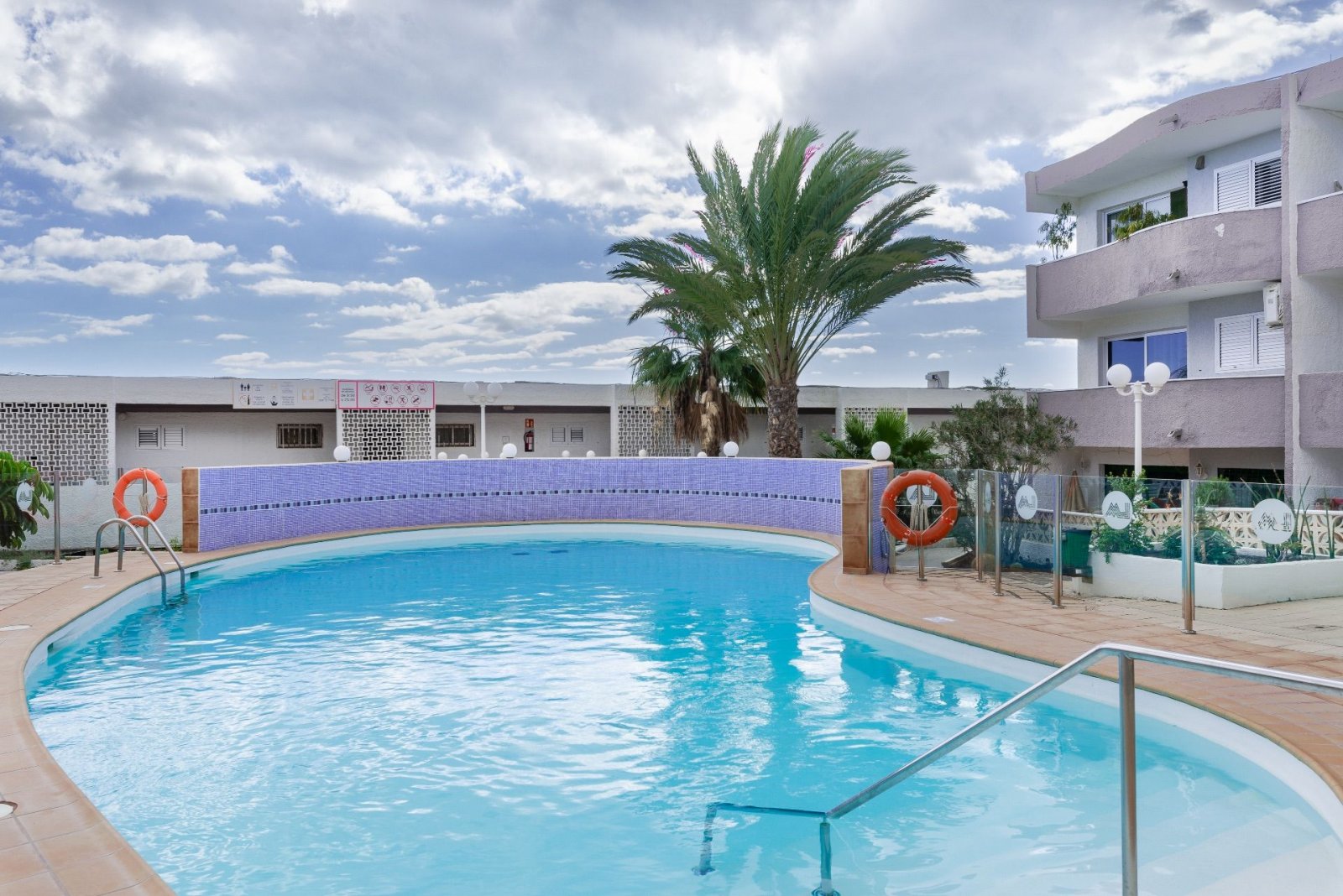 Prime located apartment on the first line with stunning sea views in San Agustin.

Consisting of 3 rooms: Salón with open kitchen and dining area, ...