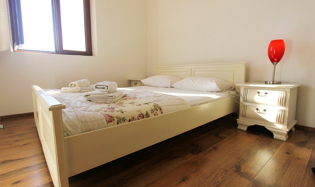 Rustic style villa with seaview<br><br><p>Ambient rustic style villa in Petrovac, Budva.  The area of the house is 466 m2, and the area of the plot...