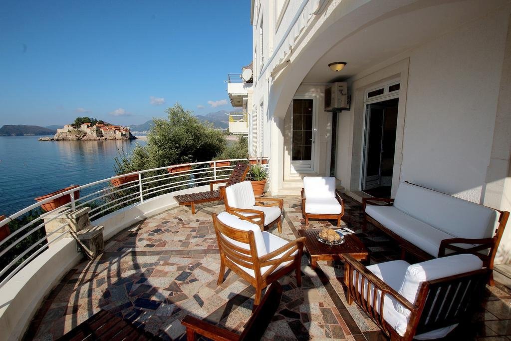 Sveti Stefan: Four-storey villa in Sveti Stefan<br><br><p>For sale a four-storey villa on the first line, only 10 meters from the sea. Villa has an area of 582&n... 