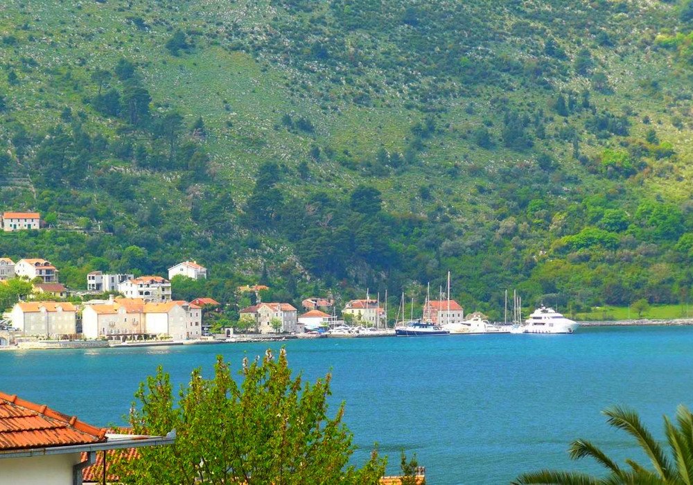 tivat: Kindness. One-bedroom apartmentThe distance to the sea is 150m.View at seaThe area is 61 sq.m.First floorIt is sold furnishedOwn garage, the cost o... 