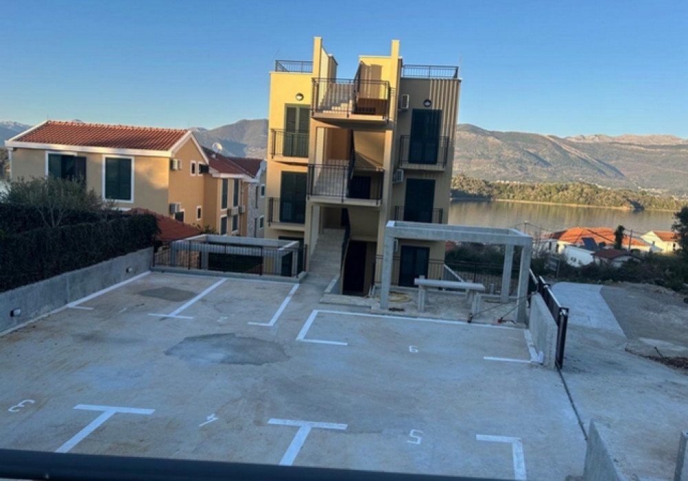 Boka Bay of Kotor, Tivat Riviera, Krasici-Bogisici district.Apartments in a new residential buildingThe distance to the sea is 70m.Sea viewIn total...
