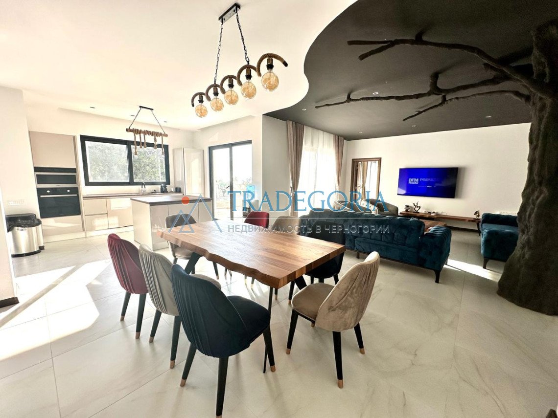 <p>Spacious villa with sea views and a swimming pool in Uteha, just 100 meters from the beach!</p><div> The house area is 250 m2</div><div> Plot ar...