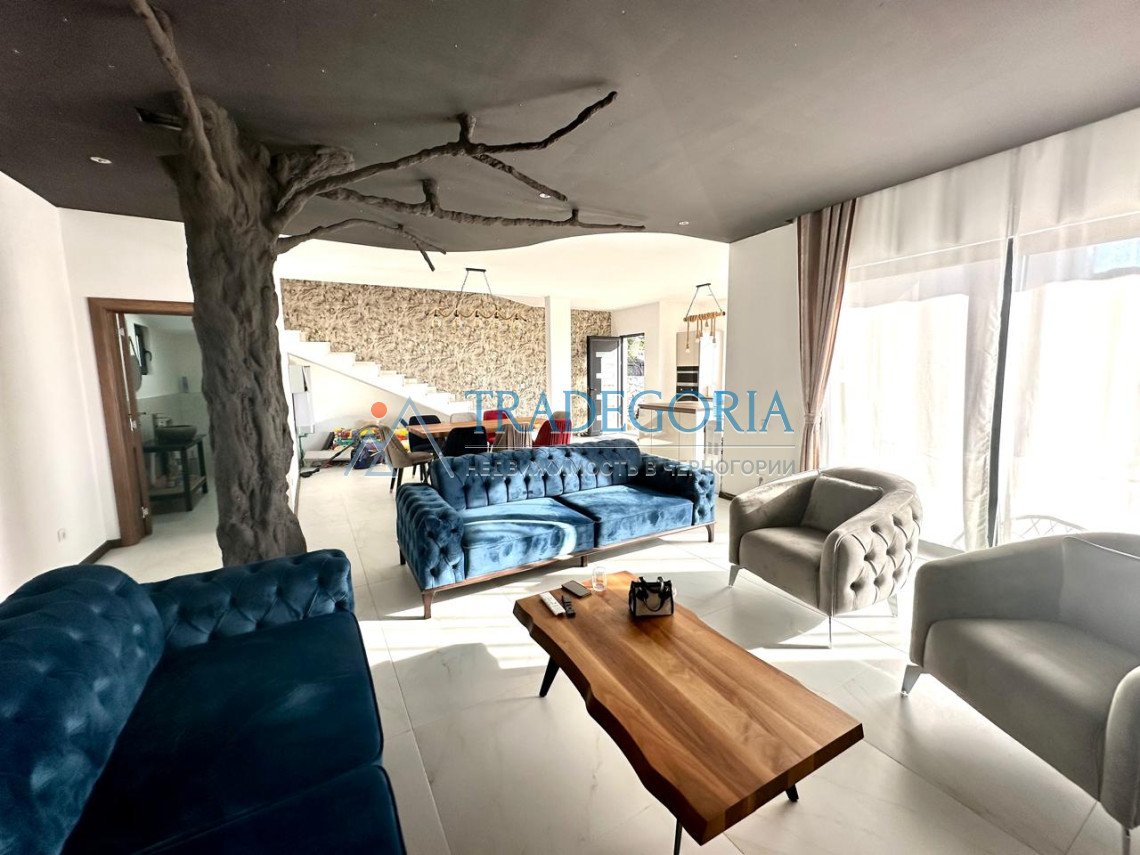 <p>Spacious villa with sea views and a swimming pool in Uteha, just 100 meters from the beach!</p><div> The house area is 250 m2</div><div> Plot ar...